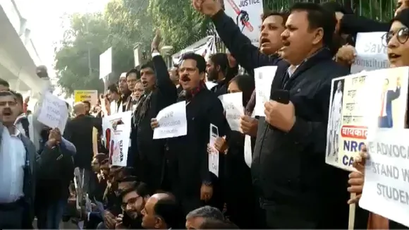 CAA Stir | 'Stop Dividing India': Lawyers Protest Outside Jamia Milia Islamia 