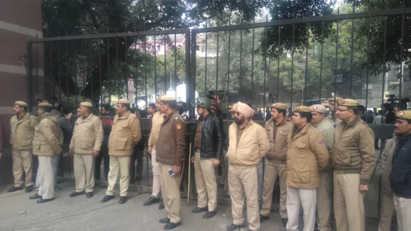 Delhi Police Closes JNU's Main Gates, Terrified Students Leave Campus After Sunday Rampage 