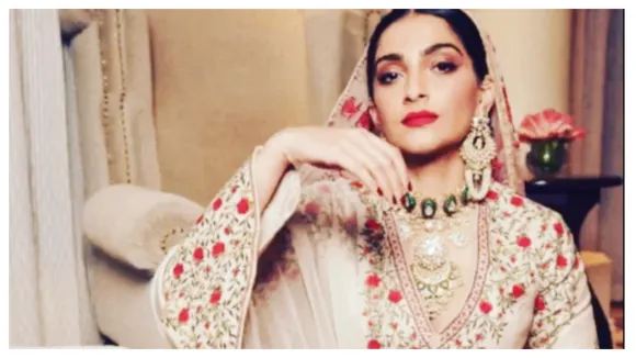 Sonam Kapoor Channels Her Inner Madhubala In Gorgeous Baby Pink Anarkali 