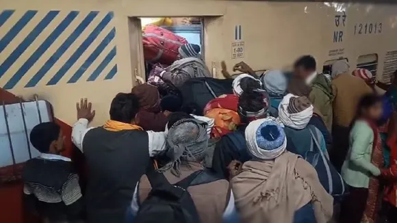 mahakumbh crowd in train