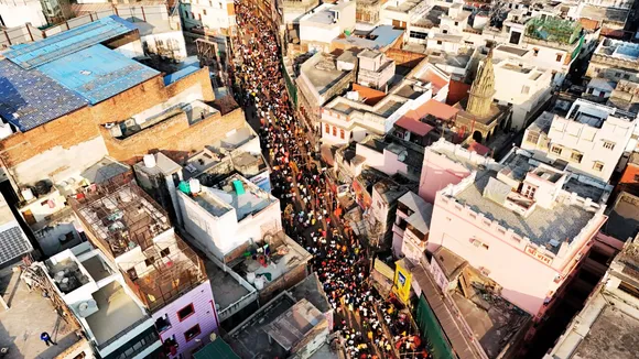 crowd of lakhs gathering in varanasi