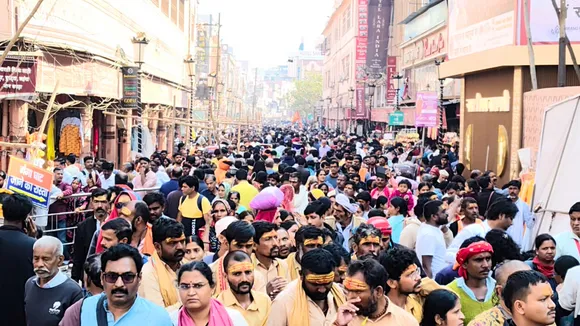 Varanasi में द‍िखा श्रद्धालुओं का सैलाब, शहर से बाहर रोके जा रहे वाहन...ड्रोन से रखी जा रही नजर  