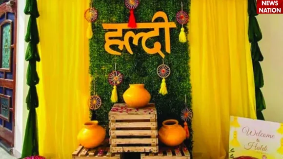 शादी का सीजन चल रहा है. वहीं शादी की शॉपिंग भी काफी ज्यादा जरूरी होती है. वहीं शादी में कई तरह के फंक्शन होते हैं. जिसमें हल्दी का फंक्शन भी होता है, आप अपने हल्दी फंक्शन के लिए ये ज्वैलरी कैरी कर सकती हैं. 