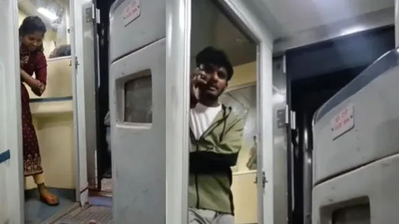 viral video couple sex in train