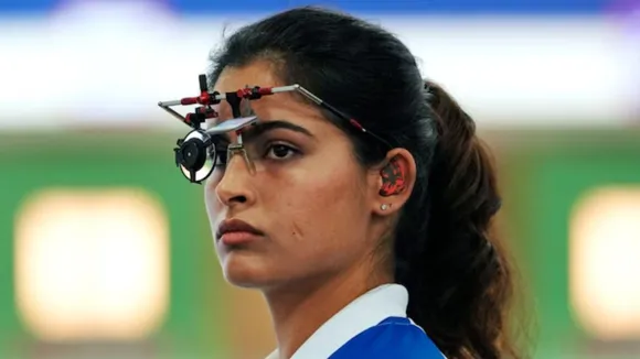 Manu Bhaker losses chance to win third medal in  Paris Olympic 2024 she finishes 4th in 25 meter pistol shooting