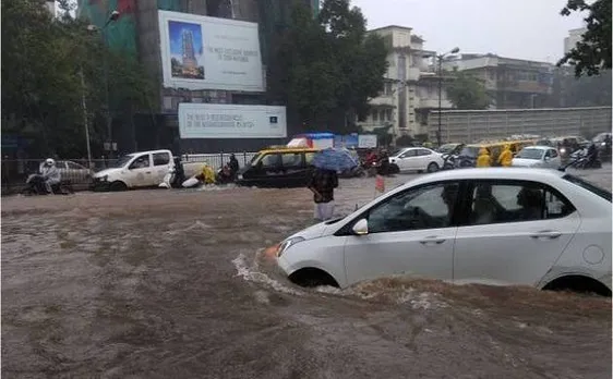 मुंबई की बारिश में फंसे फिल्मी सितारें, वीडियो में दिखाई हकीकत