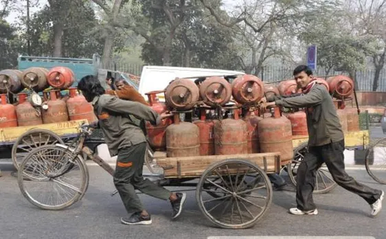 सब्सिडी वाली रसोई गैस की कीमत सात रुपये बढ़ी, एटीएफ के दाम भी बढ़े