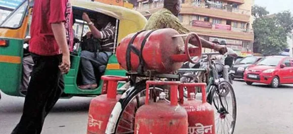 देश भर में LPG सिलिंडर हुआ महंगा, बिना सब्सिडी पर चुकाने होंगे 56 रु ज्यादा