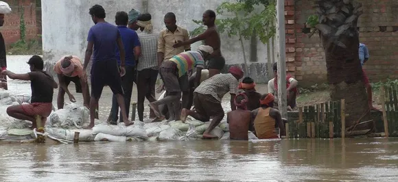 केरल में आफत की बारिश से तबाही, बाढ़ के तेज बहाव में बही सड़क, उखड़ी रेल पटरियां