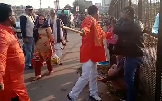 लखनऊ में भगवाधारी ने कश्मीरी युवकों को पीटा, video viral