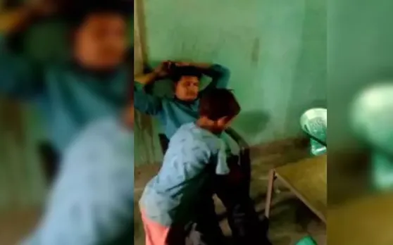 स्कूल में पढ़ाने के बजाय बच्चों से पैर दबवाते हैं मास्टर साब, VIDEO वायरल