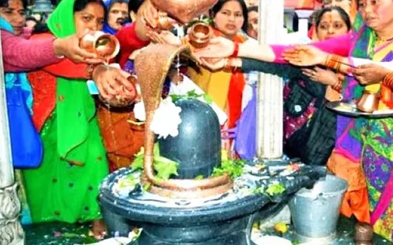 तीर्थ बटेश्वर में पहुंचे हजारों श्रद्धालु, हर-हर महादेव के जयकारों से गूंजा मंदिर