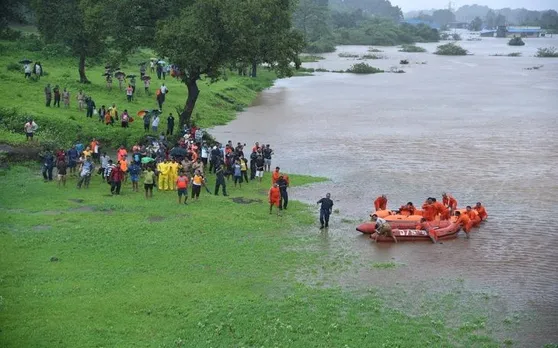 मुंबई: महालक्ष्मी एक्सप्रेस के सभी यात्री बचाए गए, अभी भी फंसी है ट्रेन