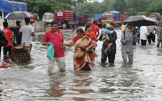 Mumbai Rain Updates: भारी बारिश में मुंबई 'पानी-पानी', आम जन जीवन अस्त-व्यस्त