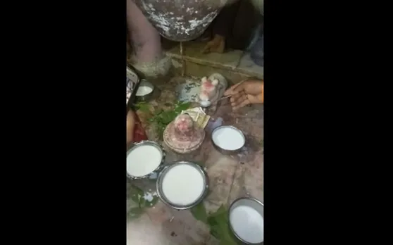 Video: सावन के दूसरे सोमवार को दिखा भगवान भोले का चमत्कार, भक्तों के हाथ दूध पीते नजर आए नंदी बैल