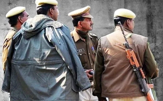 छत्तीसगढ़ : पुलिस के सामने चार नक्सलियों ने किया आत्मसमर्पण