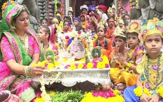 पूरी दुनिया में कृष्ण जन्माष्टमी की धूम, पूजा-अर्चना के लिए मंदिरों में लगा भक्तों का तांता