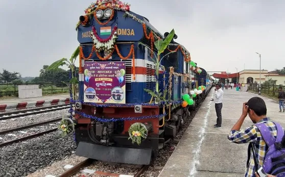 मशरक-दुरौंधा पैसेंजर ट्रेन का परिचालन शुरू, सांसद और एडीआरएम ने हरी झंडी दिखाकर किया रवाना