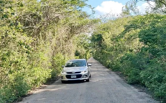 अपने साथियों के साथ ड्राइव करते जा रहा था शख्स, अचानक आसमान से आया पत्थर और...