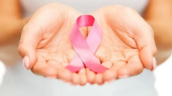 हर 9 में से 1 महिला है  Breast Cancer का शिकार, जान लें लक्षण और उपाय