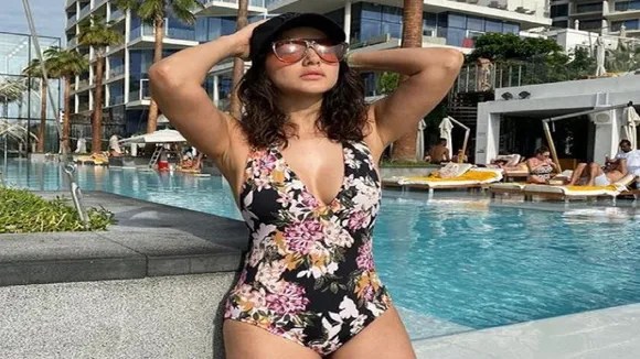 सनी लियोन ने Swimsuit में शेयर की बोल्ड तस्वीर, मिले ऐसे रिएक्शन