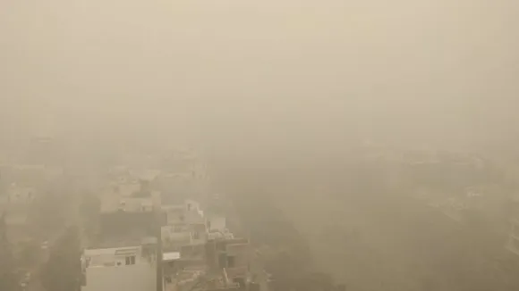 दिल्ली में हल्का कोहरा के बीच 'खराब' श्रेणी में पहुंची Air Quality