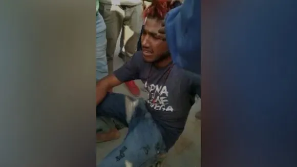 Viral Video: लड़कियों के साथ छेड़छाड़ कर रहे थे मनचले, लोगों ने काट डाले बाल