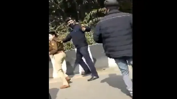 प्रदर्शनकारी किसानों ने महिला पुलिस को डंडों से पीटा, देखें वीडियो