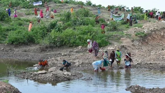 पानी की हो रही थी किल्लत, महिलाओं ने चीर डाला पहाड़ी का सीना