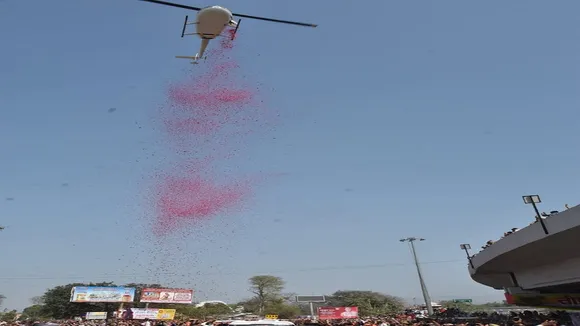 Kumbh Pushpavarsha by helicopter in royal bath