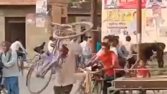 Viral: शराब के नशे में साइकिल उड़ाने की कोशिश कर रहा था शख्स, और फिर..