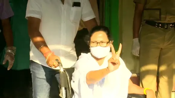 mamta benerjee cast her vote