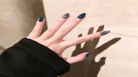 nails