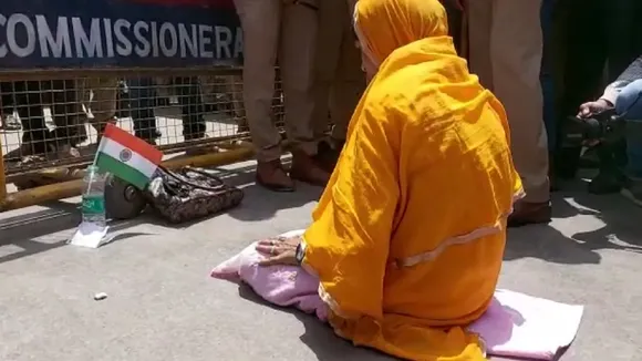 Namaaz in front of Kashi Vishwanath Gate