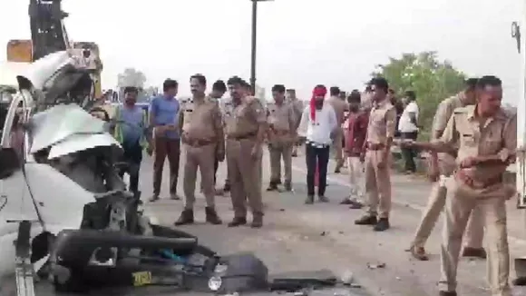 Seven people died in a collision between an ambulance and canter vehicle in Fatehganj Police Station