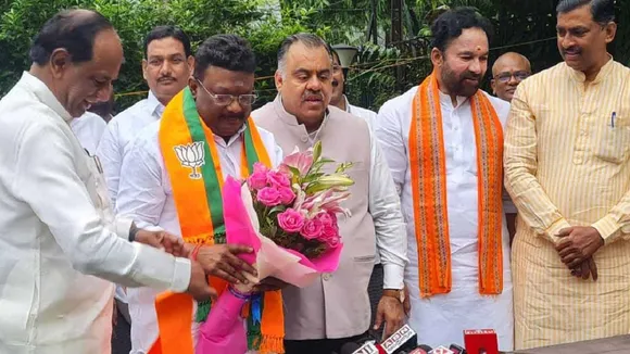 Dasoju Sravan joins BJP