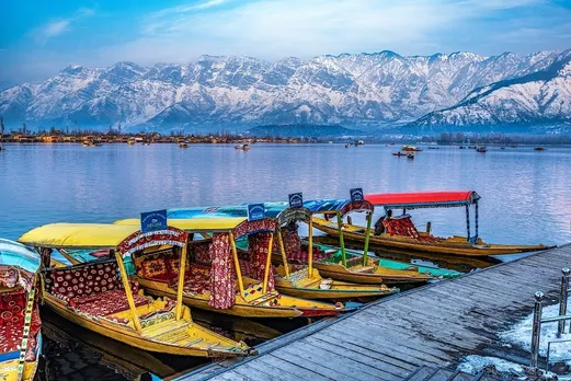 इस बार घूमिये श्रीनगर की डल झील, करिये शिकारा और रहिये हाउस बोट में