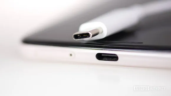 Steps to clean your smartphone's USB port