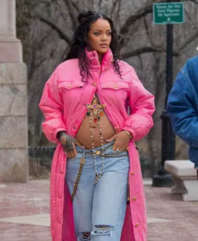 Rihanna Shows Off Her Baby Bumps In Her Sexy Black Top and Low-Waist Trousers</p>
<p>