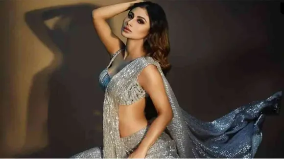 Sexy Mouni Roy: Mouni Roy's dhasu ada, don't look away from the photo! |  Bold look of mouni roy in silver saree | Reading Sexy