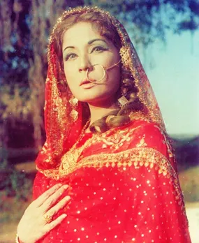 Film History Pics on Twitter: "Meena Kumari &amp; Raaj Kumar in Kamal  Amrohi's 'Pakeezah' : released today in 1972. https://t.co/heZS7AdwwE" /  Twitter