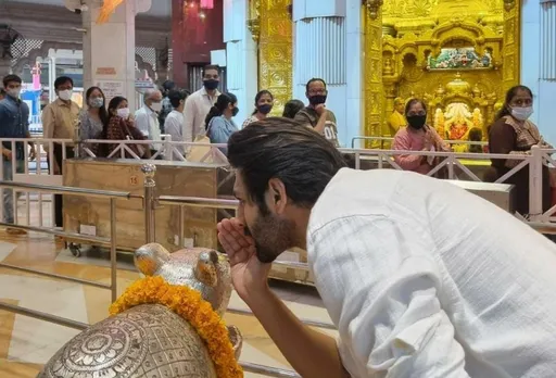 Kartik Aaryan Visits Siddhivinayak to Seek Blessing for the Success of Bhool Bhulaiyaa 2, and keeps up with his tradition!
