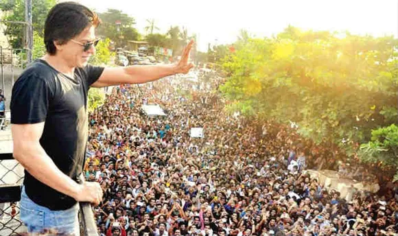 Shah Rukh Khan Birthday: 13 Mobile Phones Stolen as Fans Gather Outside  SRK's Residence Mannat in Mumbai | India.com