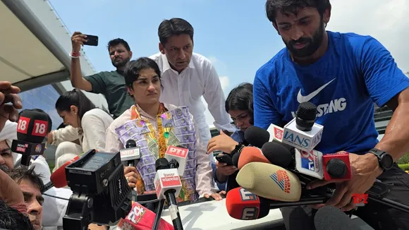 Vinesh Phogat Receives Hero’s Welcome at Delhi Airport After Olympics Setback