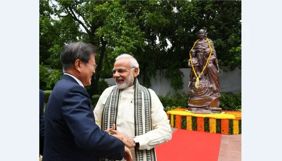 South Korean President pays tribute to Mahatma Gandhi at Rajghat