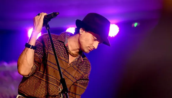 Zubeen starts bus drive from Mumbai