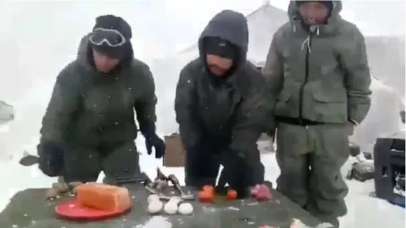 Life of Indian Army soldiers on Siachen Glacier