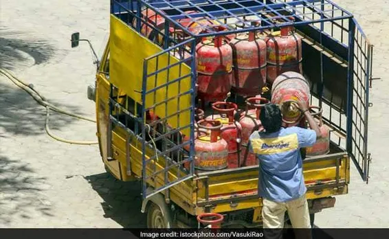 LPG price cut by Rs 100