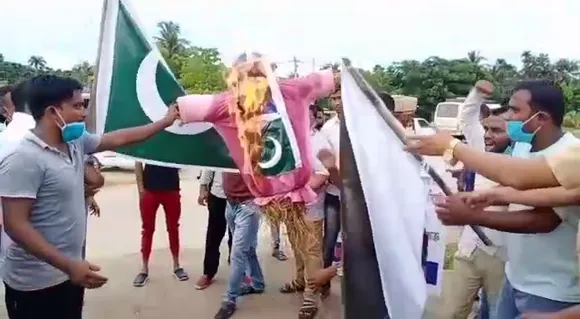 AAMSU Burns Pak Flag Over its Nuclear Attack Remark