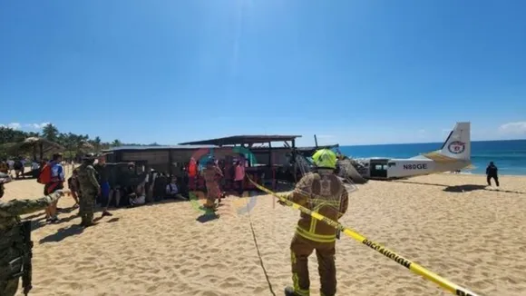 Plane carrying 4 Canadian skydivers hits beach in Mexico, 1 dead